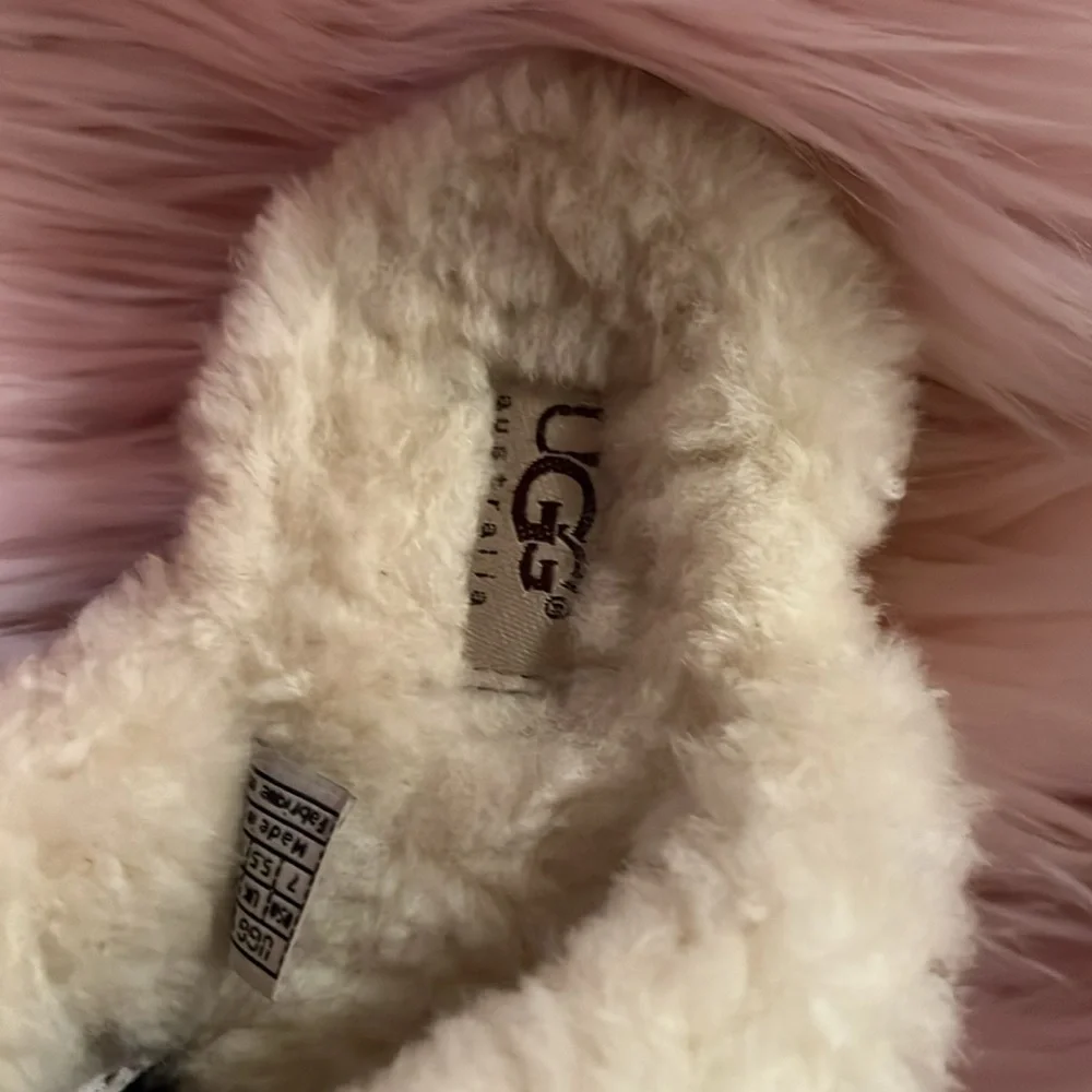 UGG CLOGS SIZE 7 - Picture 3 of 6